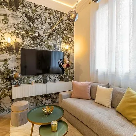 Apartment Avec Mezzanine Arc De Triomphe Paris